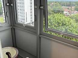 Room in Apartment - Normanton - Family Room With Balcony