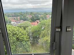 Room in Apartment - Normanton - Family Room With Balcony