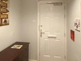 Room in Apartment - Normanton - Family Room With Balcony