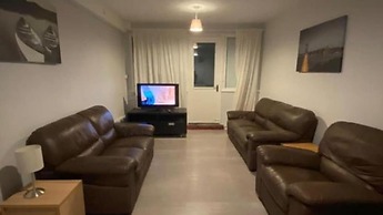 Room in Apartment - Normanton - Family Room With Balcony