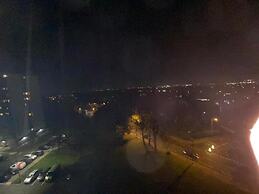 Room in Apartment - Normanton - Family Room With Balcony