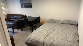 Room in Apartment - Normanton - Family Room With Balcony