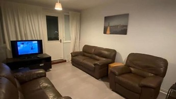 Room in Apartment - Normanton - Family Room With Balcony