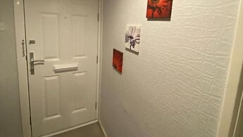 Room in Apartment - Normanton - Family Room With Balcony