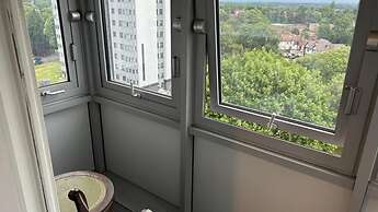 Room in Apartment - Normanton - Family Room With Balcony