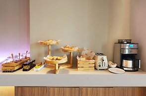 poltton international hotel