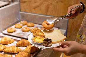 poltton international hotel