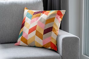 Gray Cosy Studio in Poznań by Renters