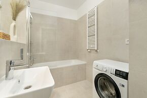 Gray Cosy Studio in Poznań by Renters