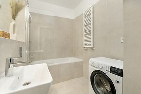 Gray Cosy Studio in Poznań by Renters