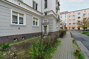 Traditional Apartment by Renters