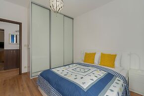 Traditional Apartment by Renters