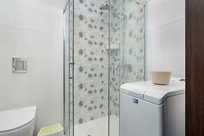 Traditional Apartment by Renters