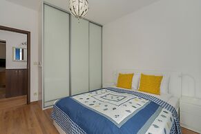 Traditional Apartment by Renters