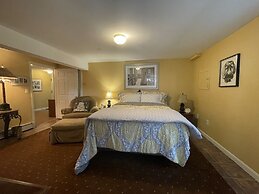 Harbor Hideaway 4 Bedroom Home by RedAwning