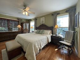 Harbor Hideaway 4 Bedroom Home by RedAwning