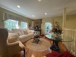 Harbor Hideaway 4 Bedroom Home by RedAwning