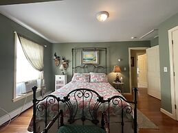 Harbor Hideaway 4 Bedroom Home by RedAwning