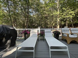 Harbor Hideaway 4 Bedroom Home by RedAwning