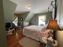 Harbor Hideaway 4 Bedroom Home by RedAwning