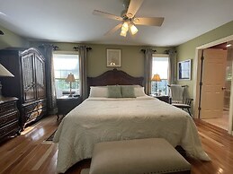 Harbor Hideaway 4 Bedroom Home by RedAwning