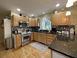 Harbor Hideaway 4 Bedroom Home by RedAwning