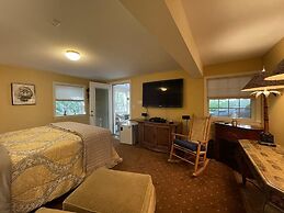 Harbor Hideaway 4 Bedroom Home by RedAwning