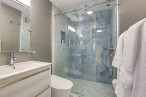 Upscale Condo - 2 Blocks to Riviera Beach!