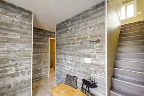 Pet-friendly Montana Abode w/ Balcony & Fireplace!