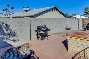 Pool, Patio & Fireplace: Glendale Oasis!