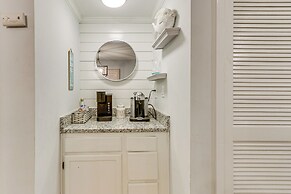 Walk to Beach: Hilton Head Condo w/ Screened Porch