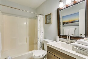 Walk to Beach: Hilton Head Condo w/ Screened Porch