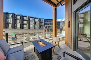 Luxe Schweitzer Condo w/ Hot Tub: Ski-in/ski-out!