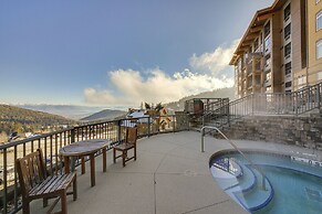 Luxe Schweitzer Condo w/ Hot Tub: Ski-in/ski-out!