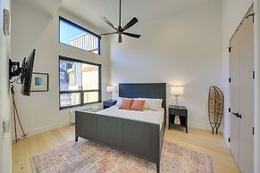 Luxe Schweitzer Condo w/ Hot Tub: Ski-in/ski-out!