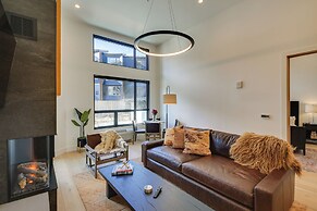 Luxe Schweitzer Condo w/ Hot Tub: Ski-in/ski-out!