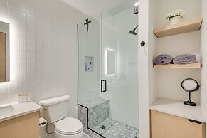 Luxe Schweitzer Condo w/ Hot Tub: Ski-in/ski-out!