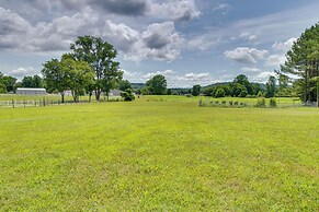 Norfork Studio Escape: Walk to White River!