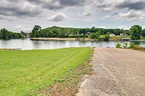 Norfork Studio Escape: Walk to White River!