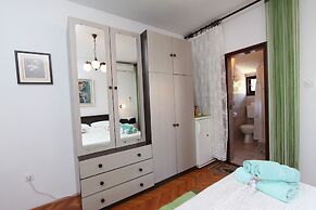 Rooms and Apartment Pina