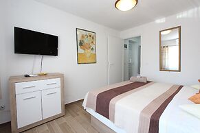 Rooms and Apartment Pina