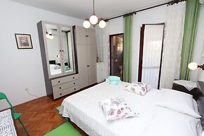 Rooms and Apartment Pina