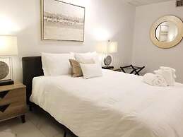 7 BR-Sleeps 15! Famous Lakefront by YouRent!