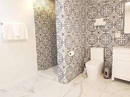 7 BR-Sleeps 15! Famous Lakefront by YouRent!