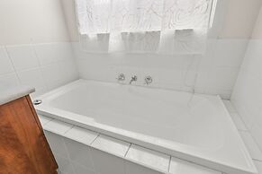 StayAU Stunning 4BRHouse Berwick