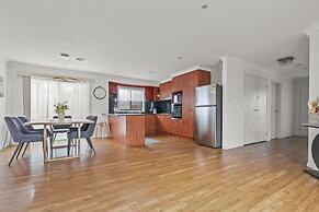 StayAU Stunning 4BRHouse Berwick