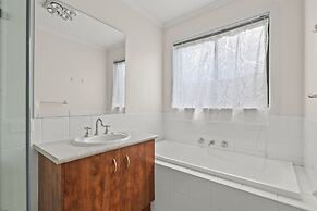 StayAU Stunning 4BRHouse Berwick