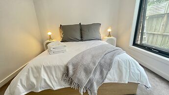 StayAU Modern 4BR Townhouse Bayswater