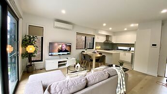 StayAU Modern 4BR Townhouse Bayswater