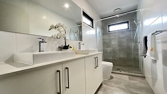 StayAU Modern 4BR Townhouse Bayswater